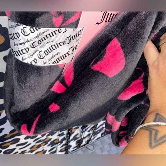 JUICY COUTURE HOME LARGE PLUSH PRINTED THROW - Picture 3 of 9